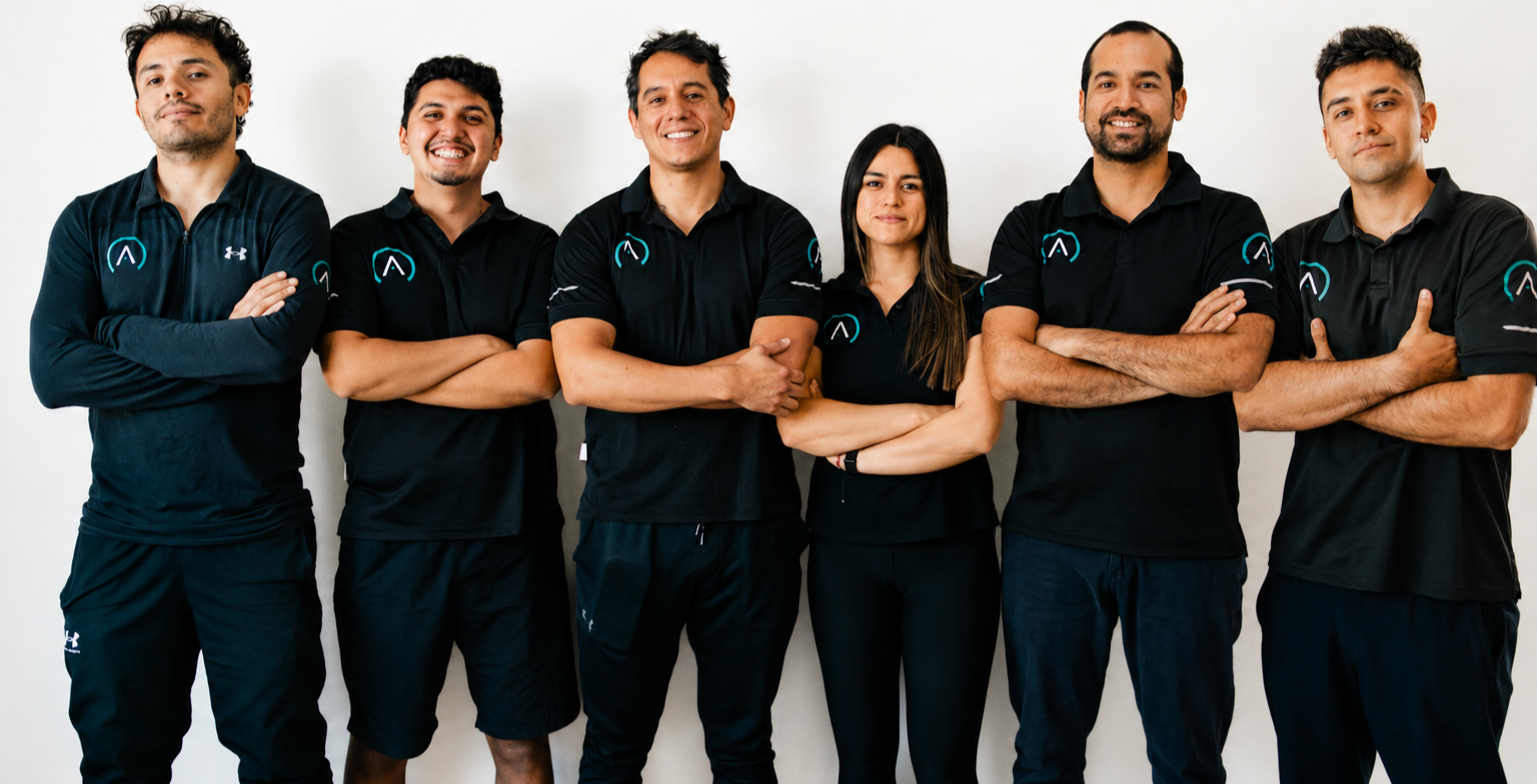 Equipo profesional de Across Move en su centro de kinesiología en San Miguel